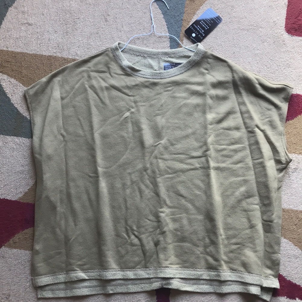 Active top in olive green
